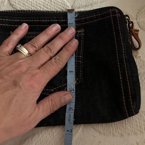 Levi's dark rinse denim pouch/bag/case with clsssic Levi’s front pocket. - Picture 4 of 4